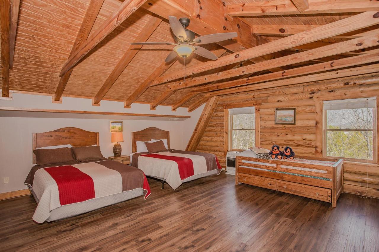 Smoky Bear Lodge With Guest House, Hot Tub, 1089 Free Tickets Each Paid Day, Dollywood And More Sevierville Exterior foto